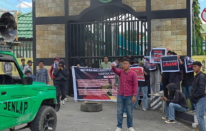 Gertak-Sultra Demo di Kejati Dorong Pemeriksaan Bupati Kolaka Utara 