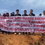Ratusan Warga Desa Lelewawo Batu Putih Kolut Lumpuhkan Aktivitas Pertambangan PT KTR”