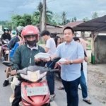 Wakil Ketua DPRD Konawe Turun Ke Jalan Bagikan 1.000 Takjil di Desa Anggopiu