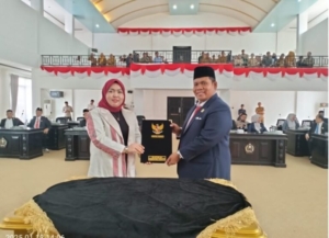 Pimpin Paripurna Pengesahan, Ketua DPRD Konawe Ajak Masyarakat Dukung Pemerintahan Baru