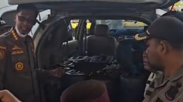 Satpol PP Kendari Amankan Mobil Tanpa Pelat Muat Puluhan Jerigen BBM di SPBU Depan Rabam