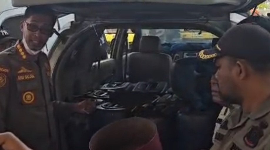 Satpol PP Kendari Amankan Mobil Tanpa Pelat Muat Puluhan Jerigen BBM di SPBU Depan Rabam